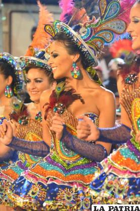 Morenada Ferrari reúne a hermosas mujeres