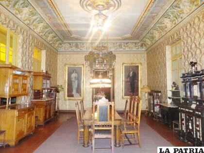 Salones del museo Simón I Patiño contienen lujosos muebles traídos desde Europa