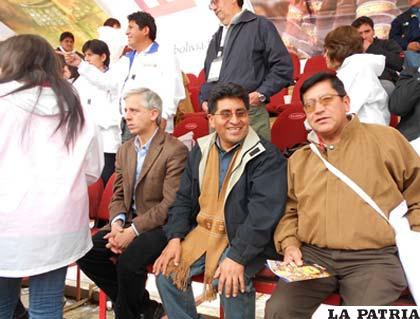Cesar Cocarico (centro) junto al vicepresidente Álvaro García aprecian el Carnaval de Oruro