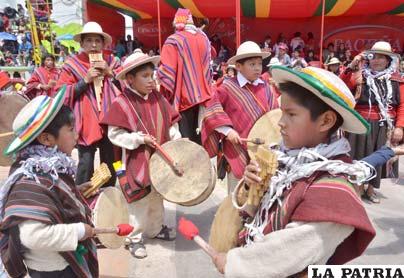 Los niños de Kantus Sartañani dan sus primeros pasos en el Carnaval de Oruro