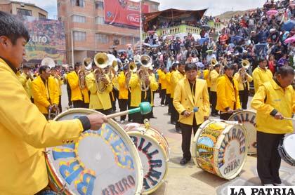 Banda “Brillantes” al momento de entonar el Himno a Oruro