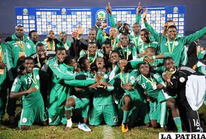La selección de Nigeria con el trofeo de campeón de la Copa de África