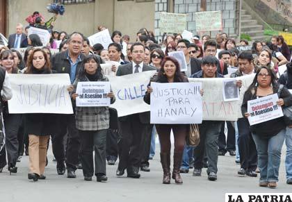 Periodistas realizaron ayer una marcha de protesta para pedir justicia