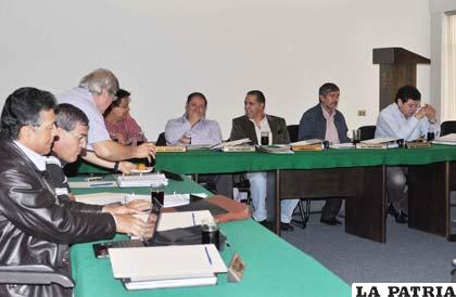 Durante la reuniï¿½n de Consejo Superior de la Liga, ayer en Cochabamba