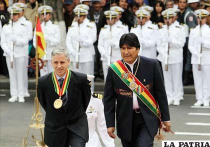 Presidente boliviano, Evo Morales (d), junto al vicepresidente, ï¿½lvaro Garcï¿½a Linera