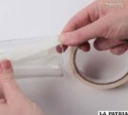 PASO 1 
Lo primero que debes hacer es cubrir algunas ï¿½reas del vaso pegando cinta aislante