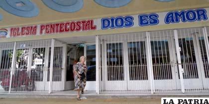 Una mujer camina frente al otrora cine Ambassador, convertido en una iglesia evangélica