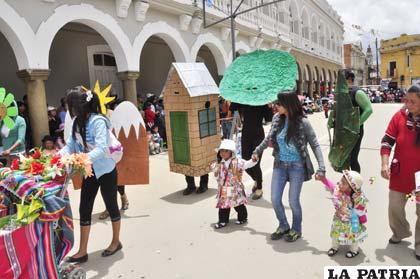 Familia que utilizó bolsas plásticas para confeccionar sus trajes y presentarse en el Corso Infantil