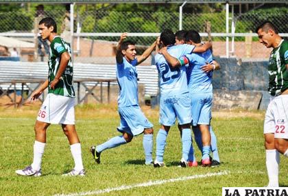 Los jugadores de Bolívar celebran el gol