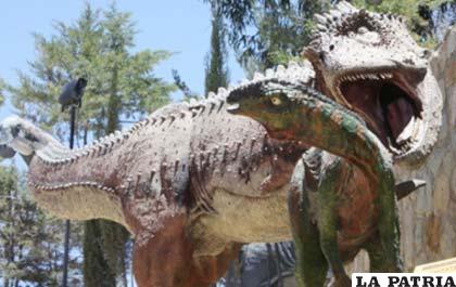 Los reptiles prehistóricos en la exhibición pertenecen a las épocas Triásica, Jurásica y Cretácica
