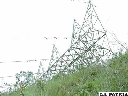 Vista de una torre transportadora de energía derribada por las FARC en Colombia