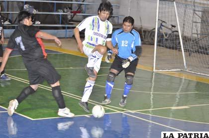 Oscar Tapia anotó dos goles para Coremmin