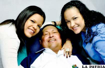 Chávez junto a sus hijas, días antes de regresar a Venezuela /Archivo
