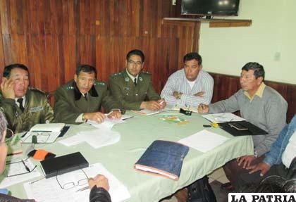 Personeros del Comando Departamental en reunión con dirigentes del club San José y miembros del Sedede