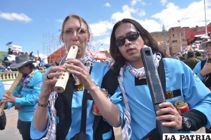 Katrin Gebhardt de Suiza y Ángel Ramírez de México, turistas que permanecieron en Oruro en el Carnaval