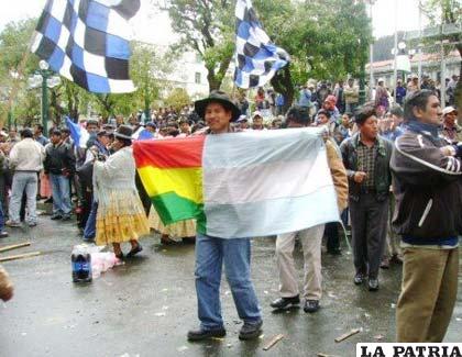 Residentes bolivianos en Argentina contra la reelección de Morales