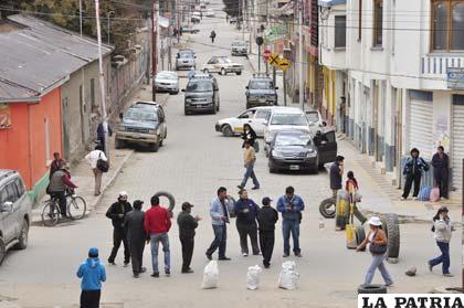 Bloqueo de vecinos del Distrito 4 en la calle Velasco Galvarro