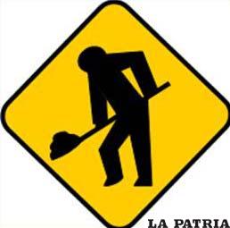 OBRAS EN EL CAMINO 

Se empleará para anunciar la proximidad de un tramo de camino ocupado temporalmente por obreros y maquinaria dedicados al mantenimiento o reparación del camino cuando se mantiene el tráfico en dicho tramo. Su instalación puede ser fija o móvil, pero en todo caso, la señal deberá ser removida tan pronto desaparezcan las obras que la originan.
Esta señal podrá completarse con la velocidad máxima (R-19) de acuerdo a las condiciones requeridas. En tal caso la señal preventiva deberá colocarse antes de la restrictiva.