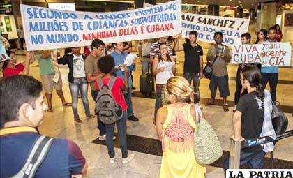 Los seguidores del régimen cubano protestaron contra Sánchez en Brasil