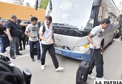 Jugadores del Corinthians descienden del bus que los llevó al hotel