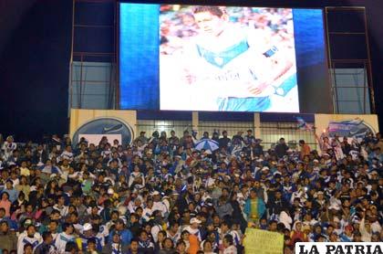 En la pantalla gigante del estadio la figura del goleador santo, Carlos Saucedo