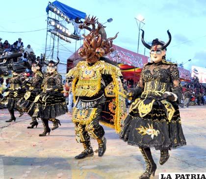 Las K’achas Viudas en el Carnaval de Oruro 2013