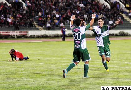 Rodrigo Vargas  y Alejandro Meleán celebran el tercer gol de Oriente Petrolero