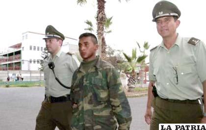 Uno de los soldados detenidos en Chile junto a dos carabineros