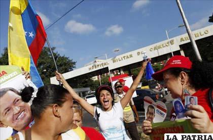 Estudiantes universitarios protestan en la puerta del Hospital Militar de Caracas