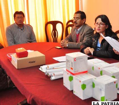 Ministerio de Salud entrega el equipo de microalbuminuria a Oruro