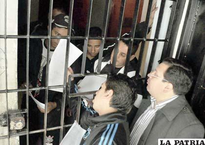 Hinchas de Corinthians guardan detención