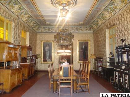 Bellos muebles de estilo francés se observan en el Museo Patiño