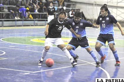 Pimentel, de Morales Moralitos, domina el balón