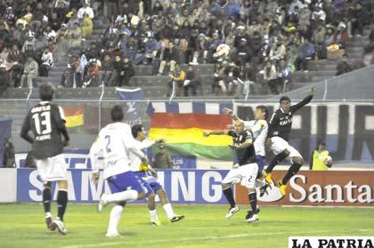 Una acción del partido que empataron los equipos de San José y Corinthians