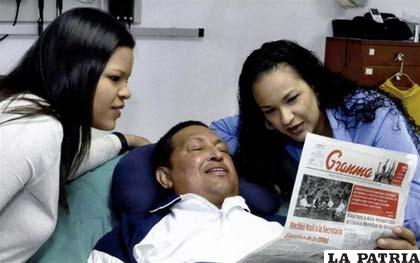 Chávez junto a sus hijas en una fotografía que se tomó en Cuba