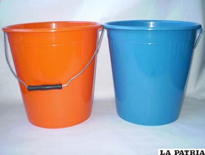 Baldes que sirven para acarrear el agua