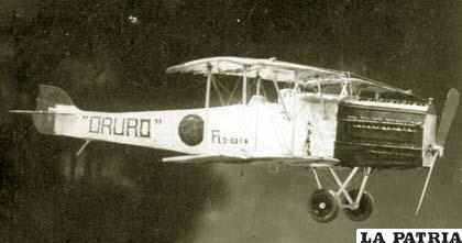 Imagen del biplano “Oruro” en pleno vuelo