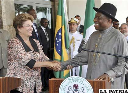 Presidenta de Brasil, Dilma Rousseff (i), con el presidente nigeriano, Goodluck Jonathan, en una reunión en Abuja, Nigeria