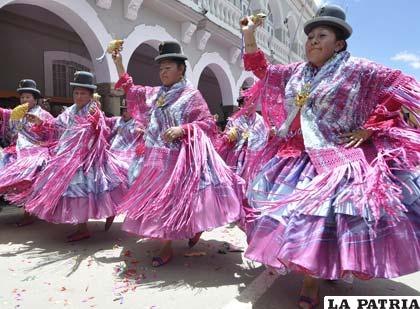 Entusiasmo, colorido y elegancia se vio en el Carnaval de los Bordadores