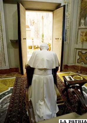 Este sábado el Papa Benedicto XVI reza en una capilla privada durante el último día de Ejercicios Espirituales en el Vaticano