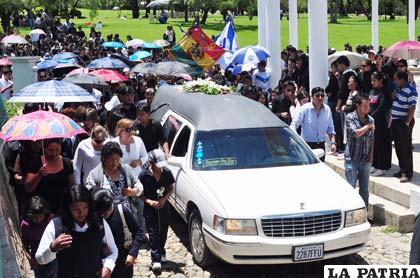 Mucha gente acompañó a la familia de Kevin en su entierro
