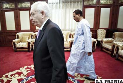 Ministro español de Exteriores, José Manuel García-Margallo (i), durante el encuentro con su homólogo de Níger, Mohamed Bazoum