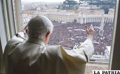 El Papa Benedicto XVI asomado a la ventana de su departamento en Roma, donde dio su último Ángelus