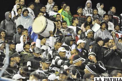 Hinchada brasileña el día del partido con San José en Oruro