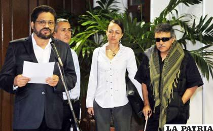 El jefe negociador de las FARC durante una conferencia de prensa