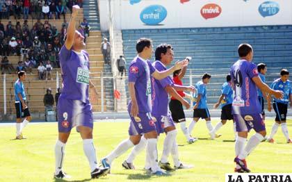 Celebran los jugadores de Real Potosí por la victoria lograda ante Blooming