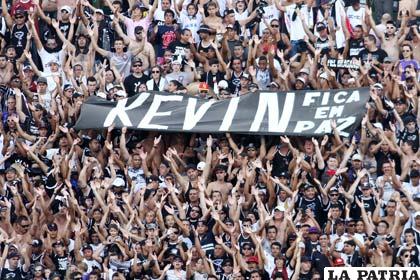 Hinchas de Corinthians homenajearon a Kevin Beltrán