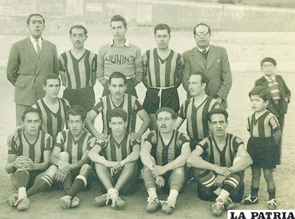 Junín de Sucre en 1946, aparece sentado el centro delantero Javier Ruiz