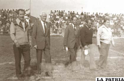 Dirigentes del fútbol inspeccionan la cancha del Oruro Royal, aparecen Javier Ruiz, Luis Forns Samsó, Pastor Gutiérrez, Gilberto Fiengo y Mario Bernal