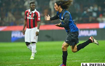 Ezequiel Schelotto celebra el gol del empate para Inter
